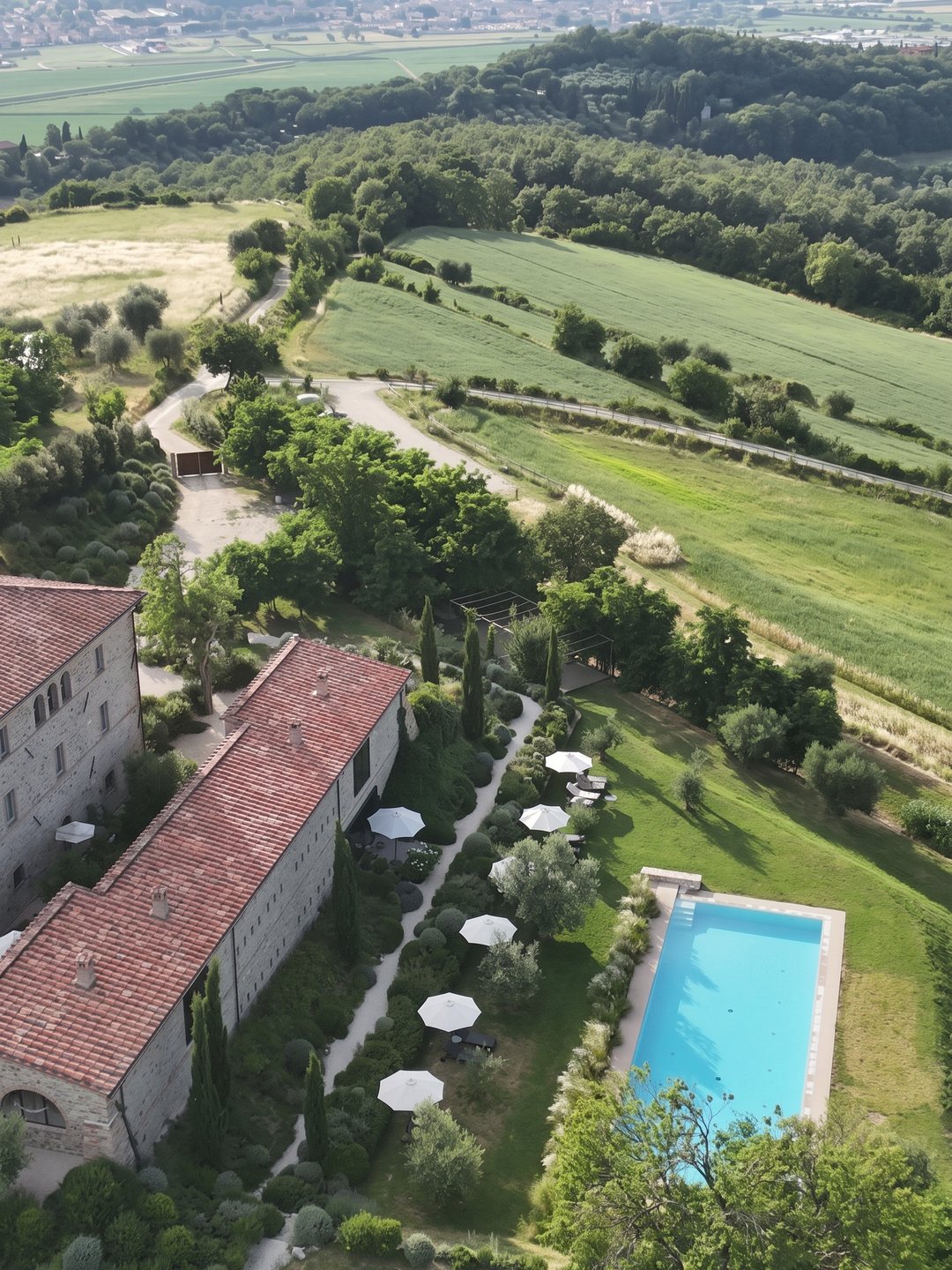 Ca' Litardo seen from the drone: the stone farmhouse, the pool and the countryside
