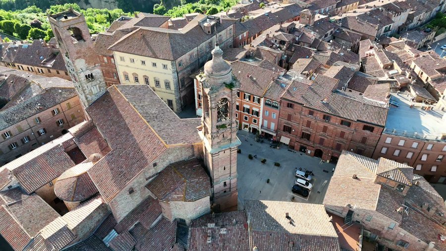 La Cattedrale, il campanile e le coperture intorno visti dall’alto, sopra la piazza