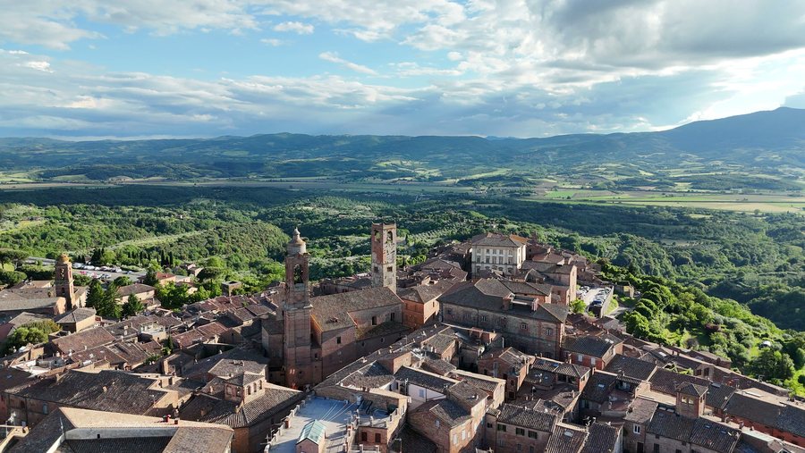 Città della Pieve vista dal drone, con il Duomo al centro e la valle dietro