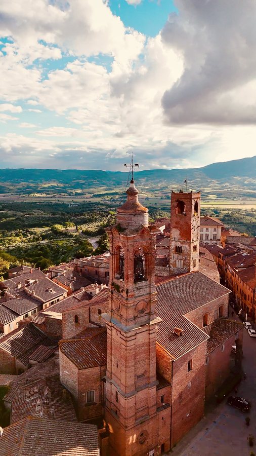 Il campanile, la torre e i tetti del complesso della Cattedrale visti dal drone
