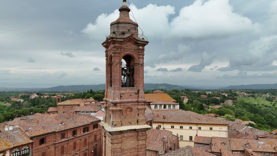 La cella campanaria del campanile restaurato, ripresa da vicino col drone