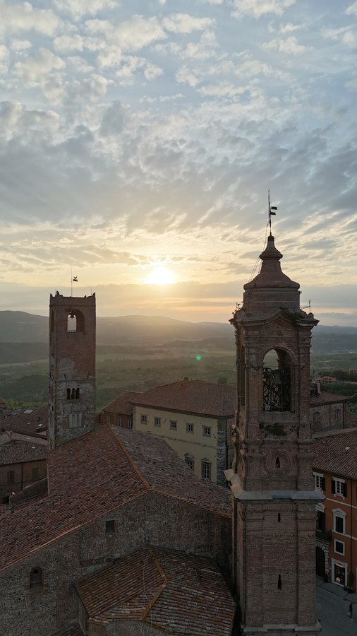 Il campanile della Cattedrale e la Torre del Pubblico al tramonto