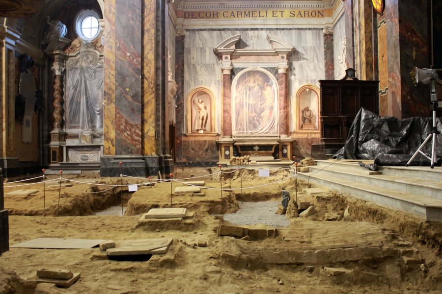 La navata durante il cantiere, con il pavimento tolto e lo scavo davanti alla cappella