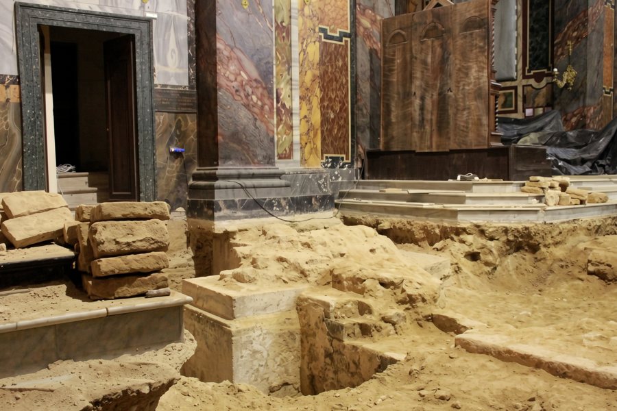Lo scavo sotto il vecchio pavimento davanti al presbiterio, con le lastre di pietra accatastate