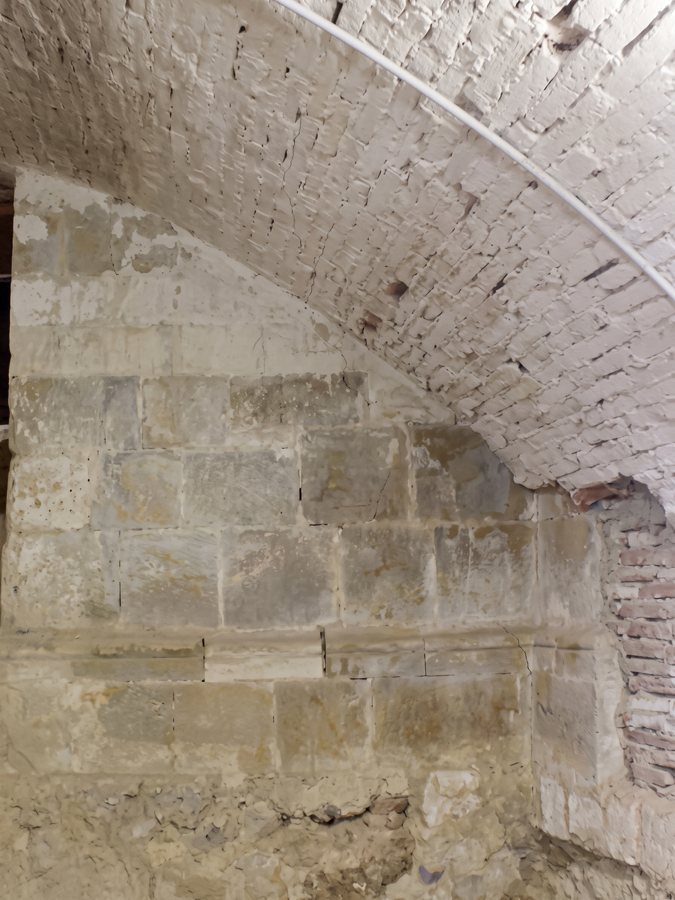 Una volta in mattoni e una muratura in blocchi di pietra riemerse sotto il pavimento