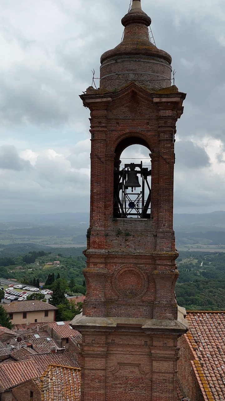 Il campanile in mattoni della Cattedrale dei Santi Gervasio e Protasio visto dal drone, sopra i tetti di Città della Pieve