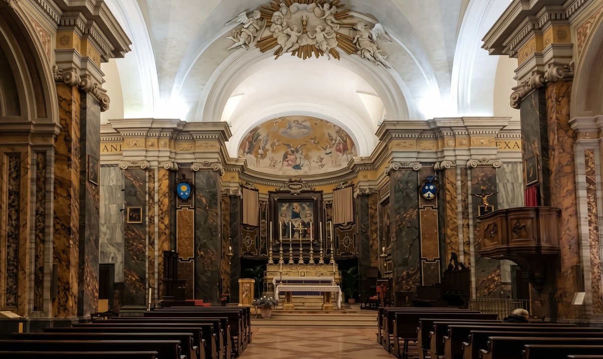 La navata della Cattedrale con il nuovo pavimento, i banchi e l’altare maggiore