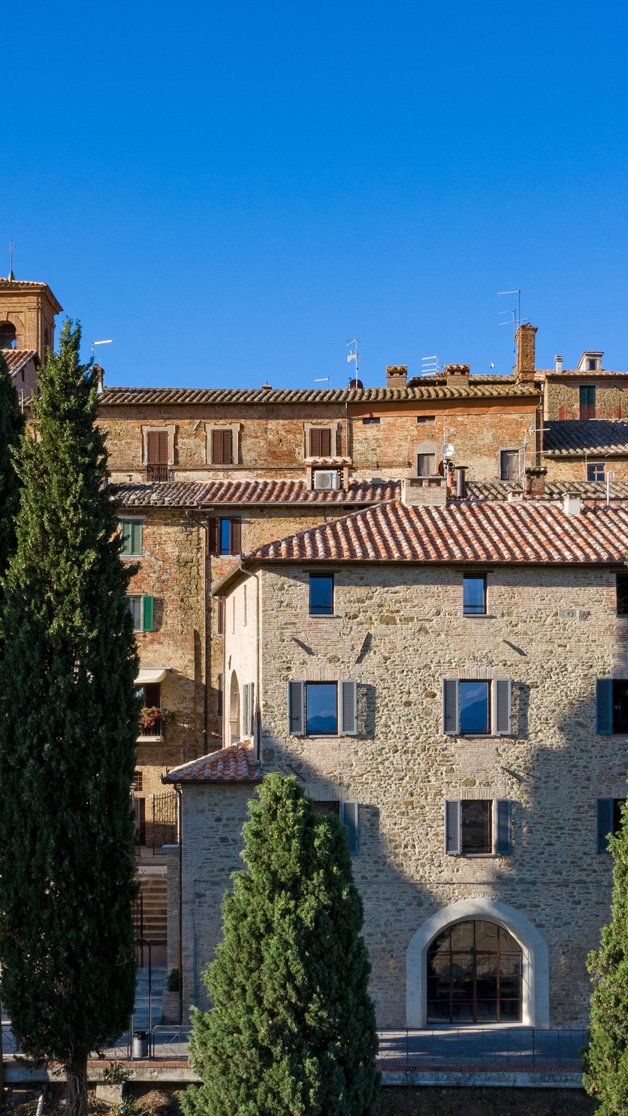Il Rastrello visto dal drone: palazzi storici in pietra fra i cipressi nel centro di Panicale