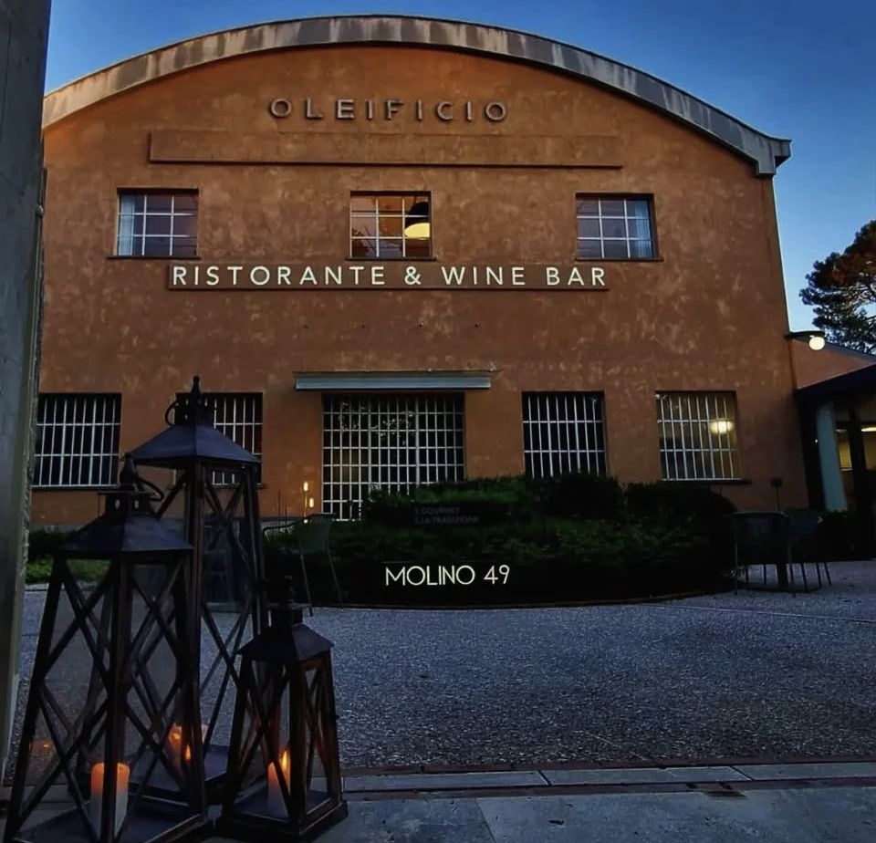 La facciata dell’ex oleificio diventato ristorante Molino 49