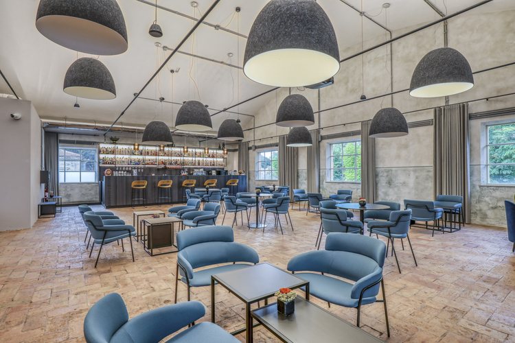 La sala del cocktail bar con il pavimento in cotto e le lampade a sospensione