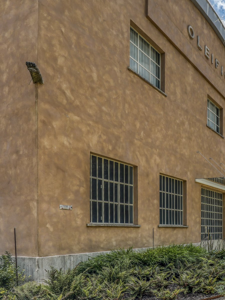 La facciata oggi, restaurata, con la scritta «Oleificio» e il giardino