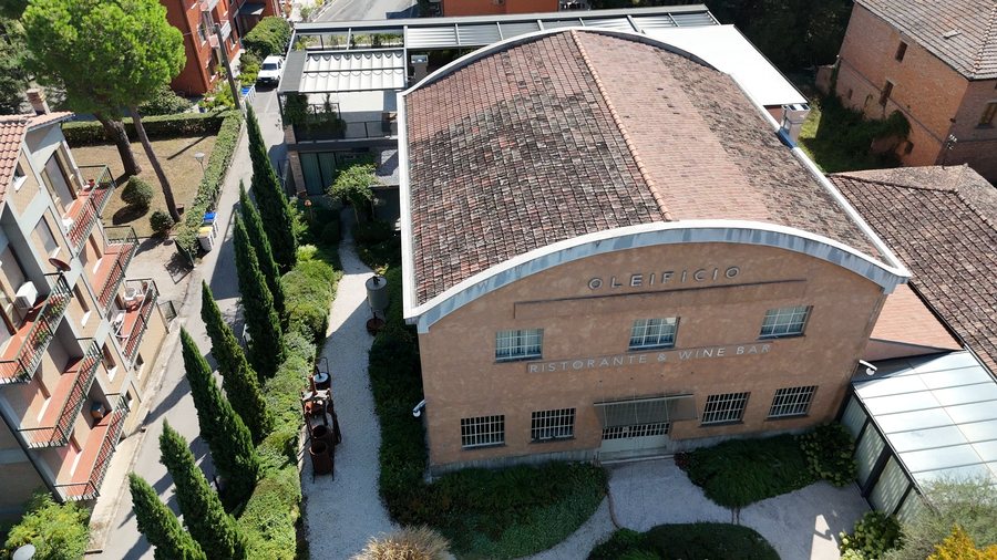 L’oleificio dall’alto, con il viale di cipressi e la veranda