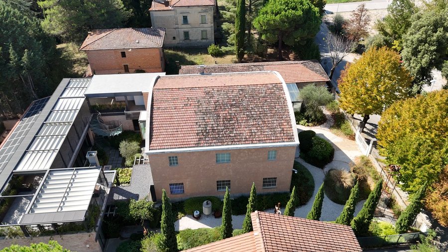 L’oleificio e il nuovo volume con le terrazze, visti dall’alto