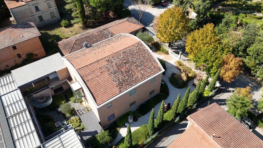 La corte interna tra l’oleificio e il nuovo volume