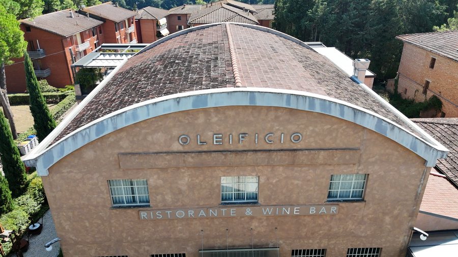 La facciata con le scritte «Oleificio» e «Ristorante & Wine Bar»