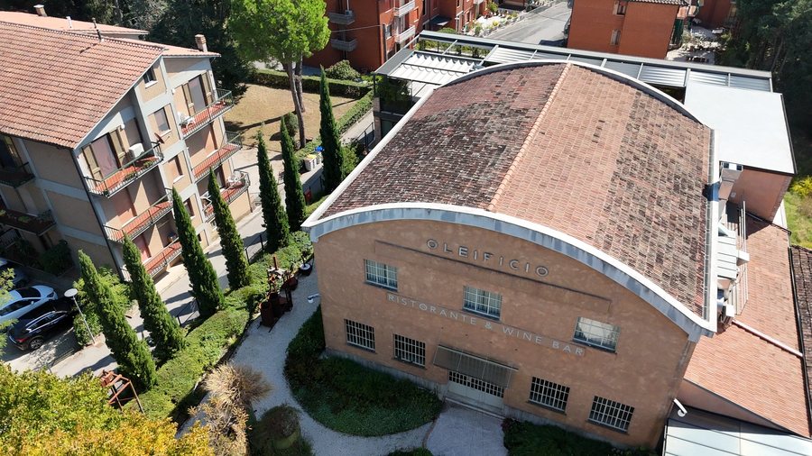 La facciata dell’oleificio con l’ingresso e il giardino
