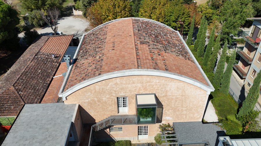 Il retro dell’oleificio con la grande finestra a sbalzo