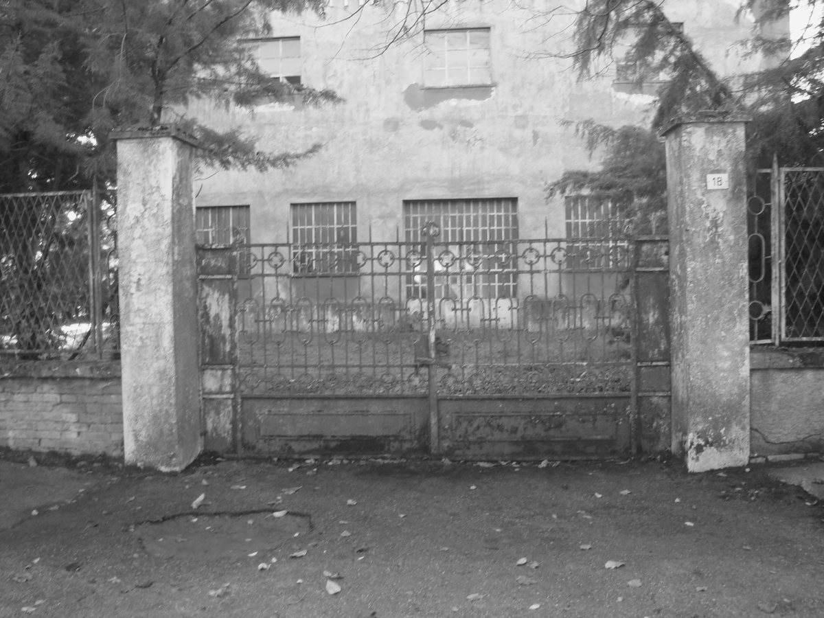 Il vecchio cancello in ferro su viale dei Cappuccini