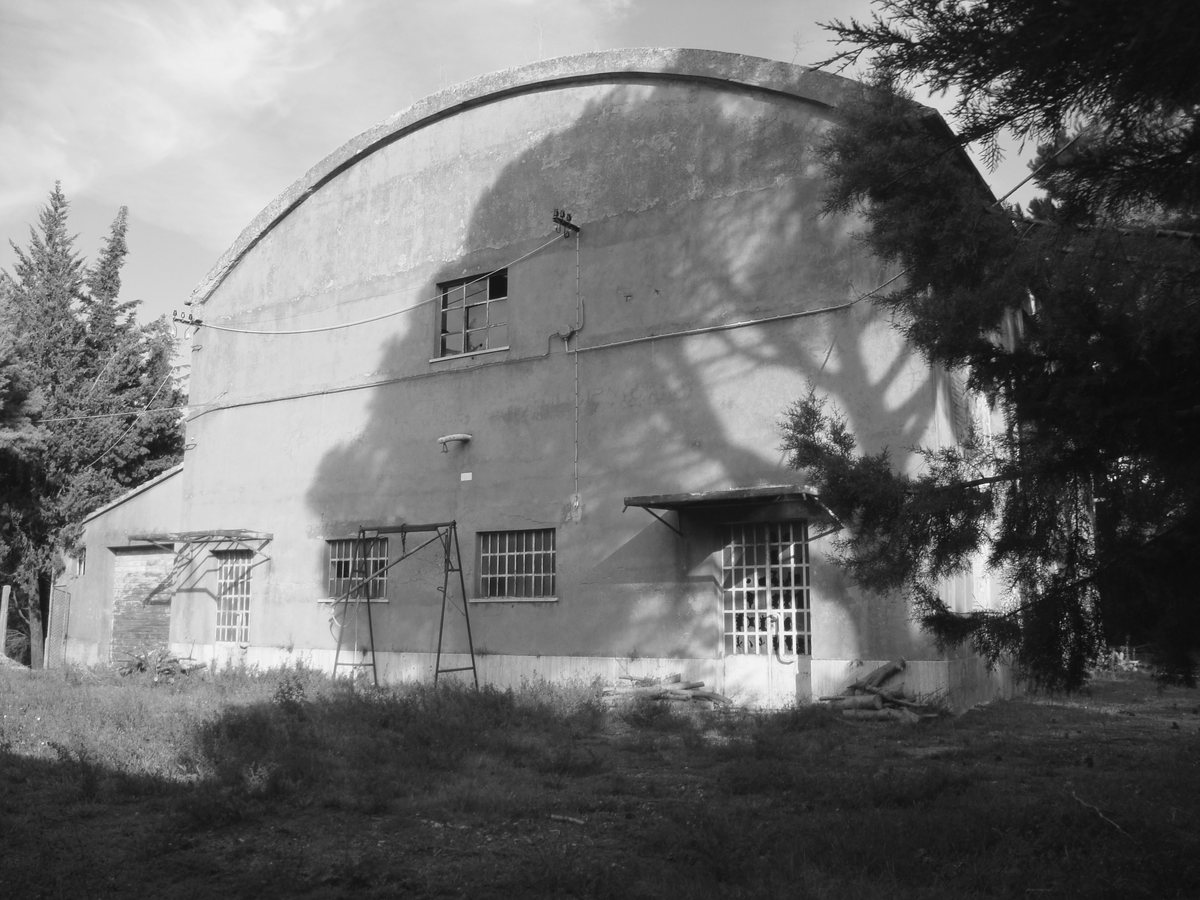 L’oleificio prima dei lavori, con il tetto ad arco e il prato incolto
