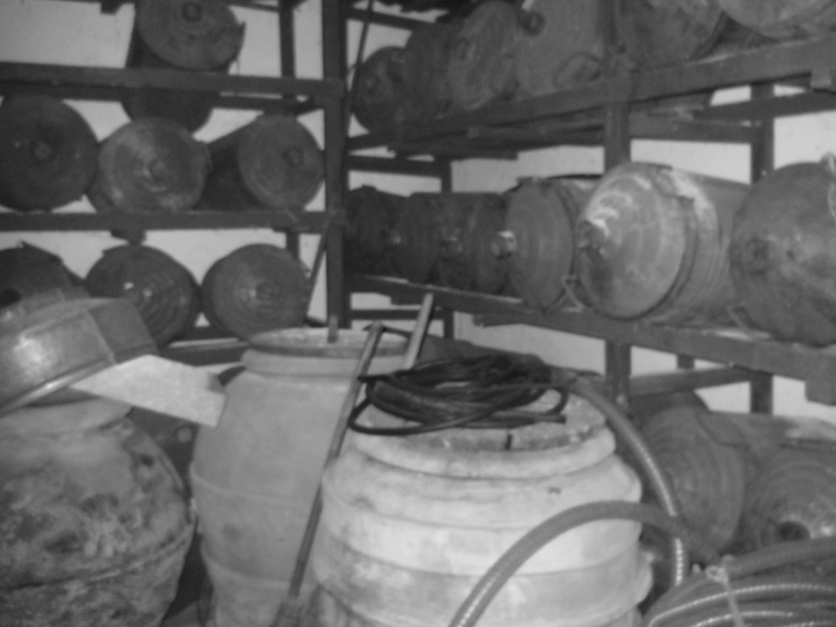 Gli orci e i bidoni dell’olio sugli scaffali