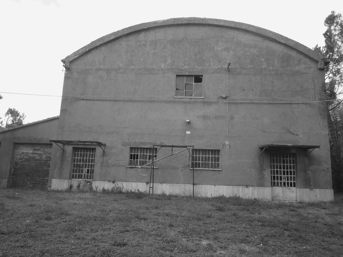 Il retro dell’oleificio, con le porte in mattoni e le finestre con le grate