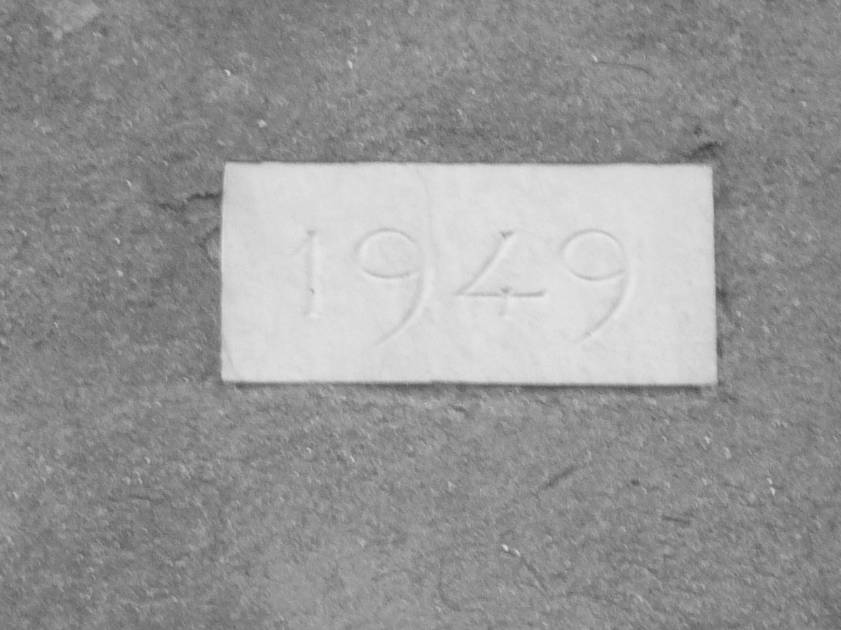 La targa con l’anno di costruzione, 1949, sulla facciata