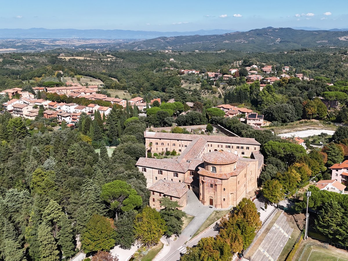 Il monastero nel verde, con il viale e l’area esterna