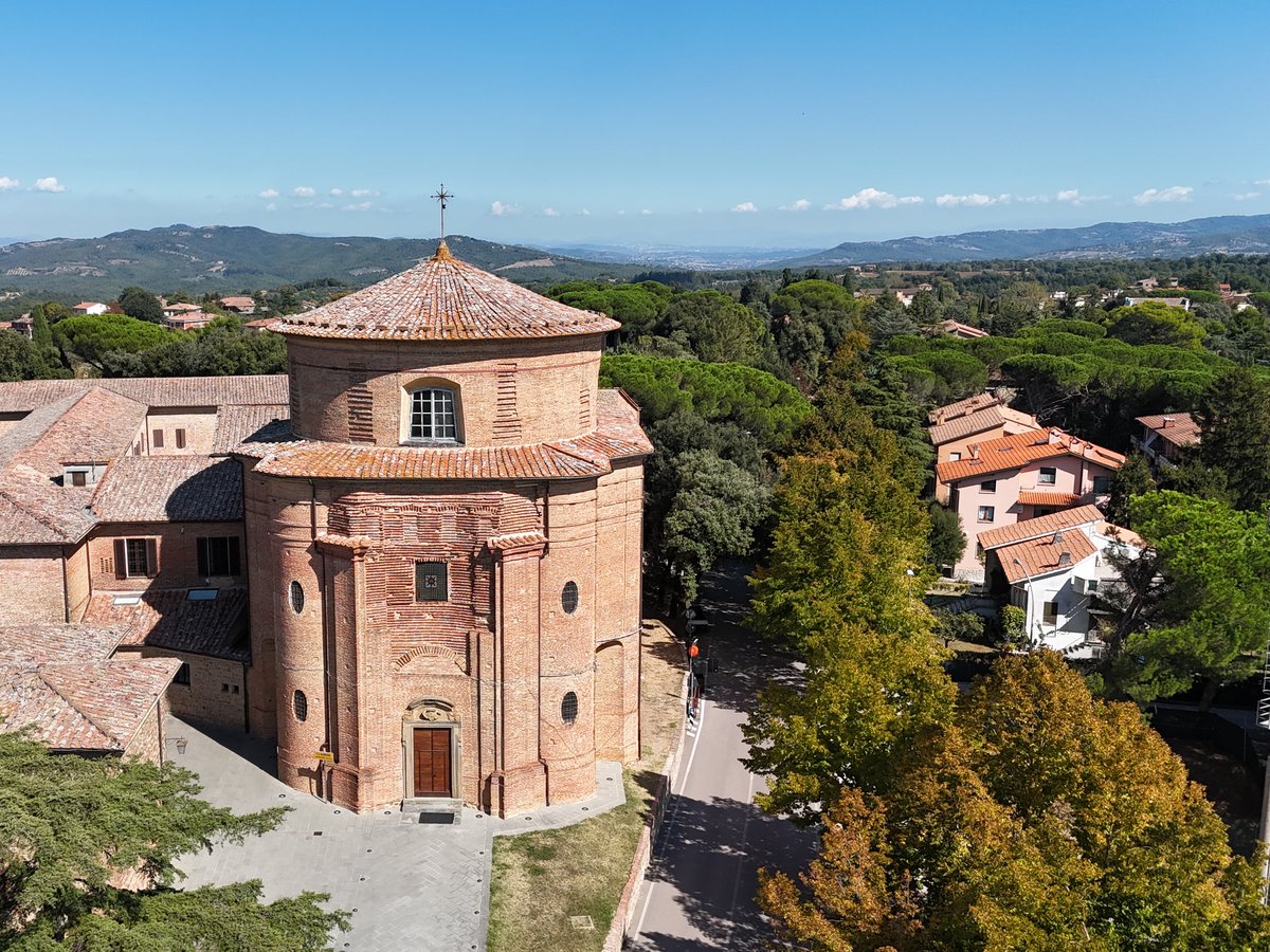 La chiesa e il monastero visti dal viale, con la piazzetta davanti all’ingresso