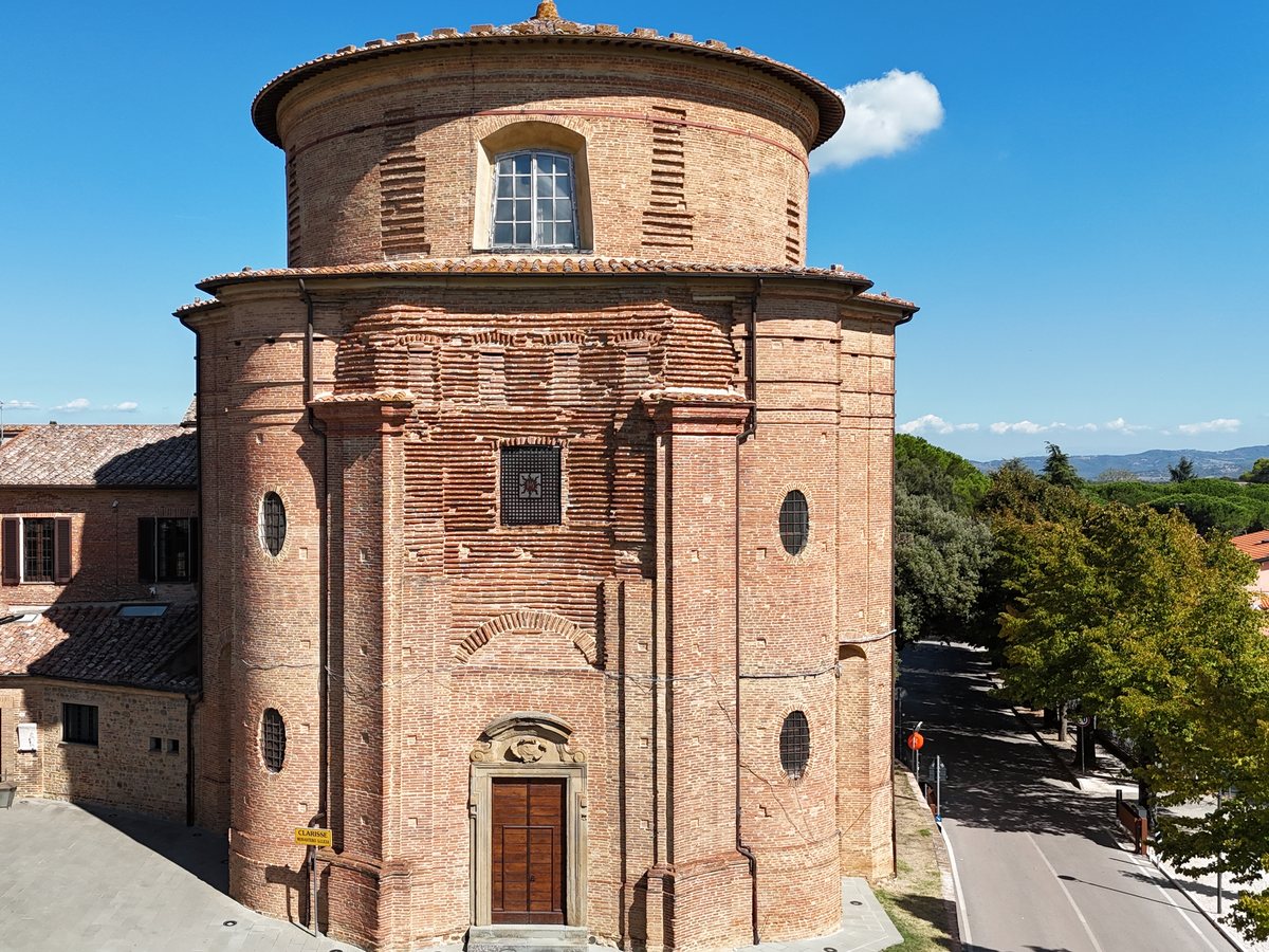 La facciata in mattoni della chiesa di Santa Lucia, con il portale e le finestre ovali