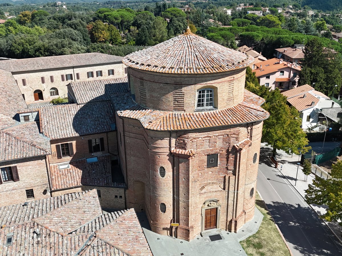 La chiesa a pianta centrale e le coperture del monastero viste dall’alto