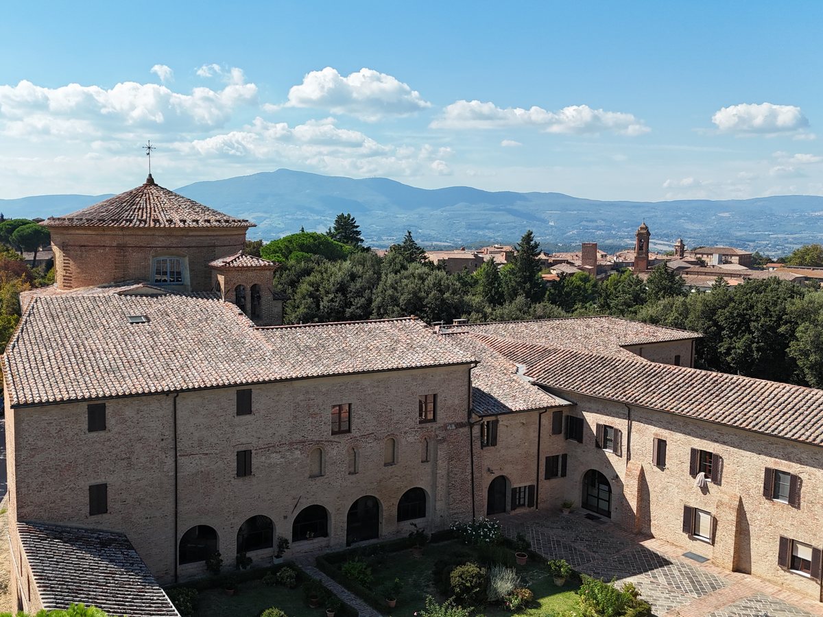 Il prospetto del monastero sul chiostro, con il porticato ad archi