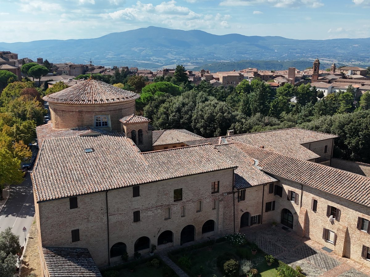 Il monastero con il porticato ad archi e la cupola della chiesa