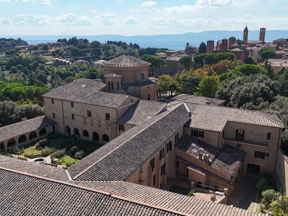 I tetti del monastero intorno al chiostro