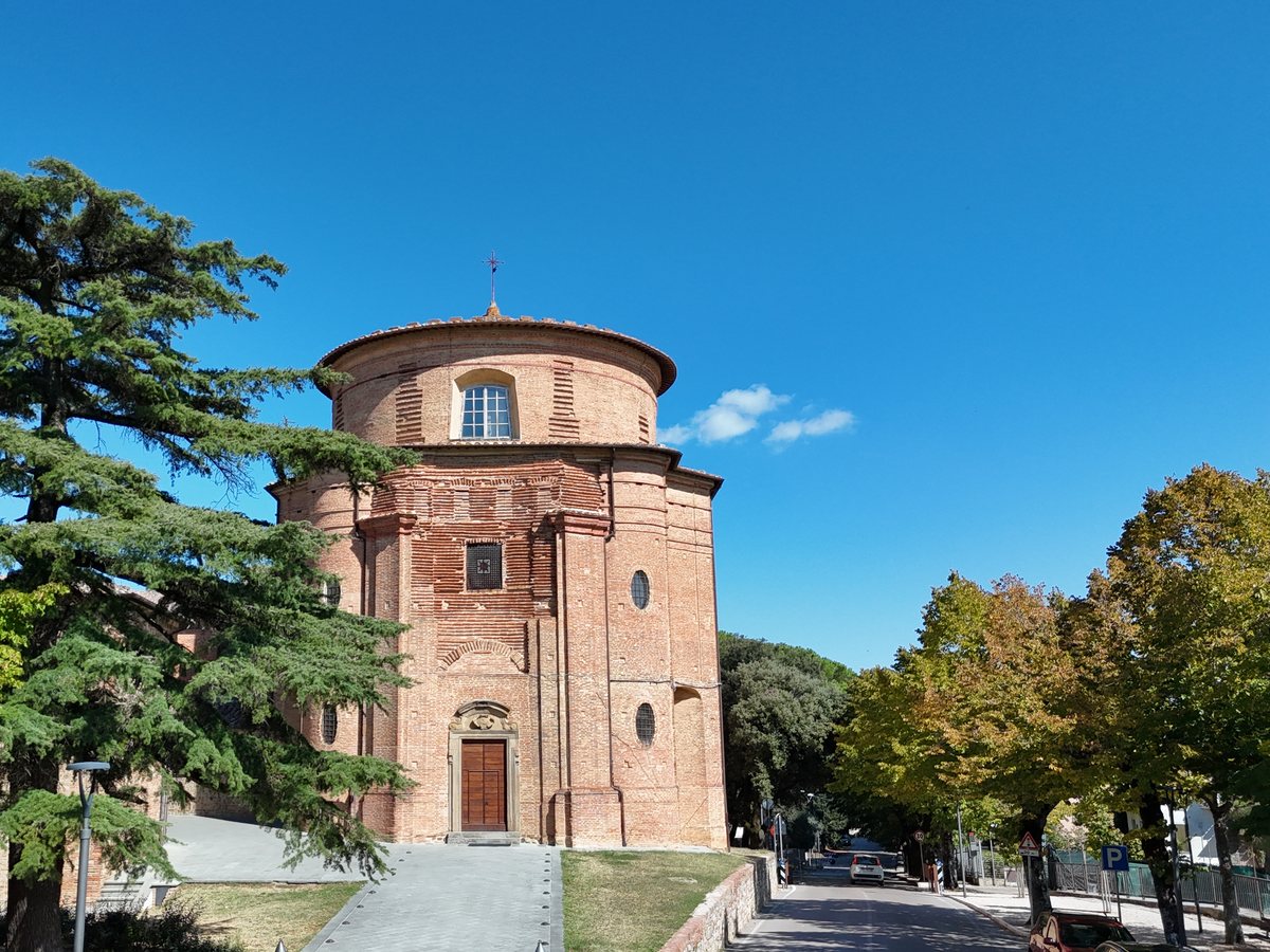 Il vialetto davanti alla chiesa di Santa Lucia, tra i cedri e gli alberi del viale