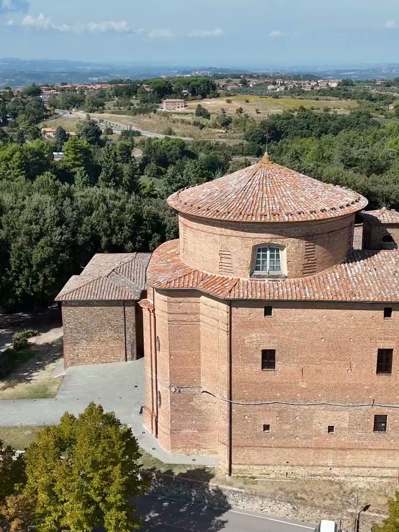 La cupola della chiesa di Santa Lucia e i tetti del monastero, con le torri di Città della Pieve e il Monte Cetona