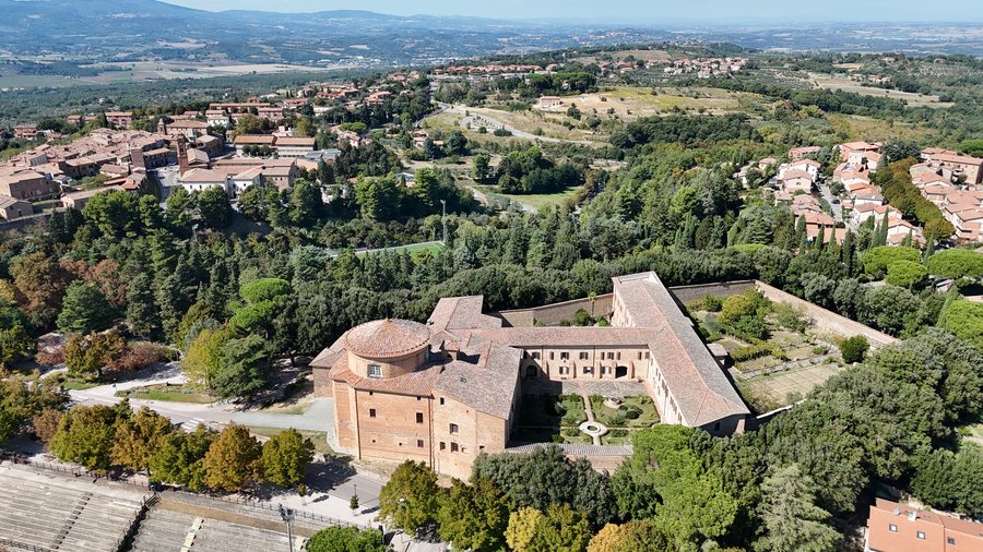 Il monastero delle Clarisse dall’alto, con la chiesa, il chiostro e l’orto murato