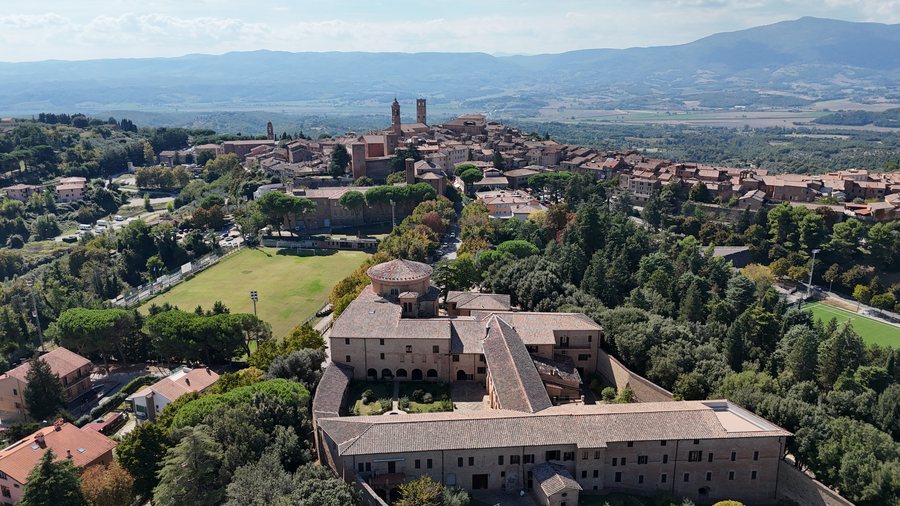 Il monastero e, dietro, il centro storico di Città della Pieve