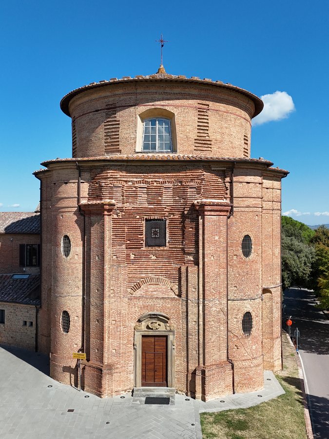 La chiesa di Santa Lucia in verticale, dalla piazzetta alla cupola