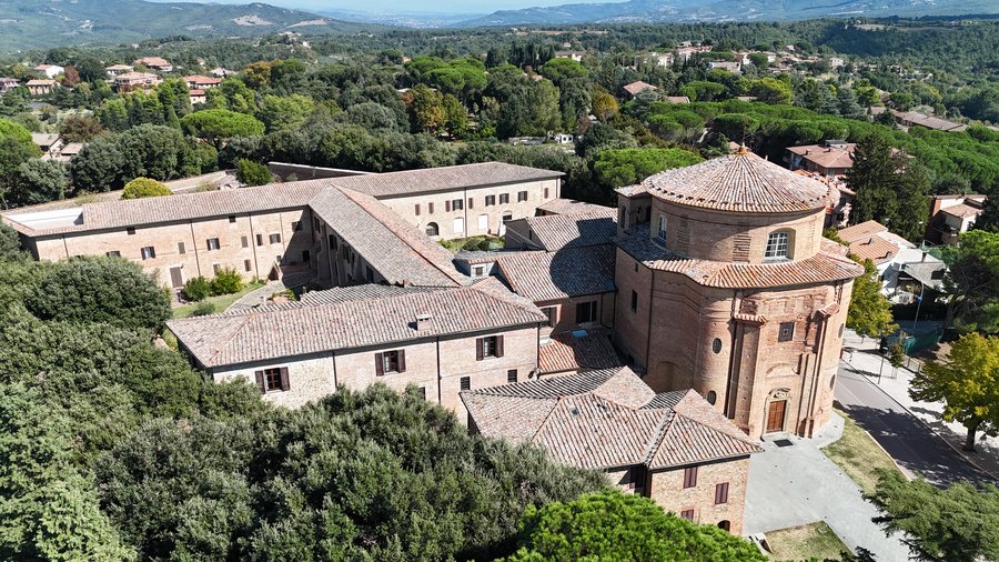La chiesa di Santa Lucia e il convento visti di tre quarti