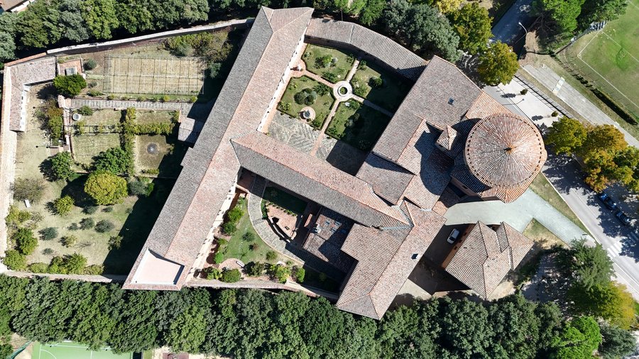 Il monastero visto dall’alto, con i due chiostri e la cupola della chiesa