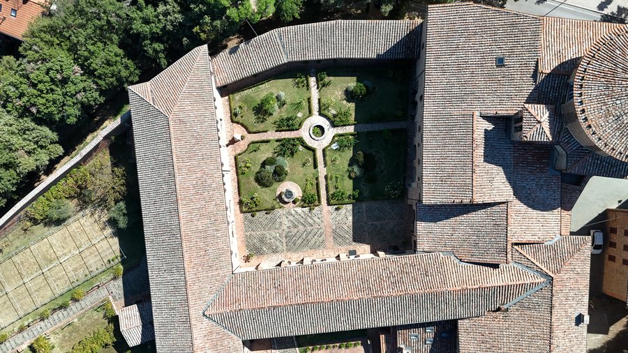 I tetti in coppi intorno al chiostro, visti dall’alto