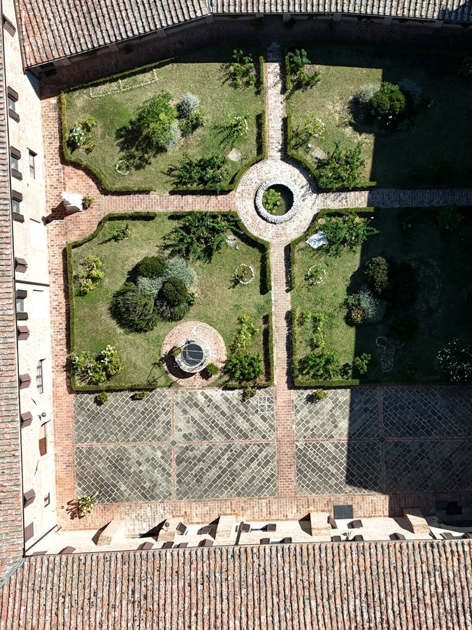 Il chiostro visto dall’alto, con i vialetti a croce e il pozzo al centro