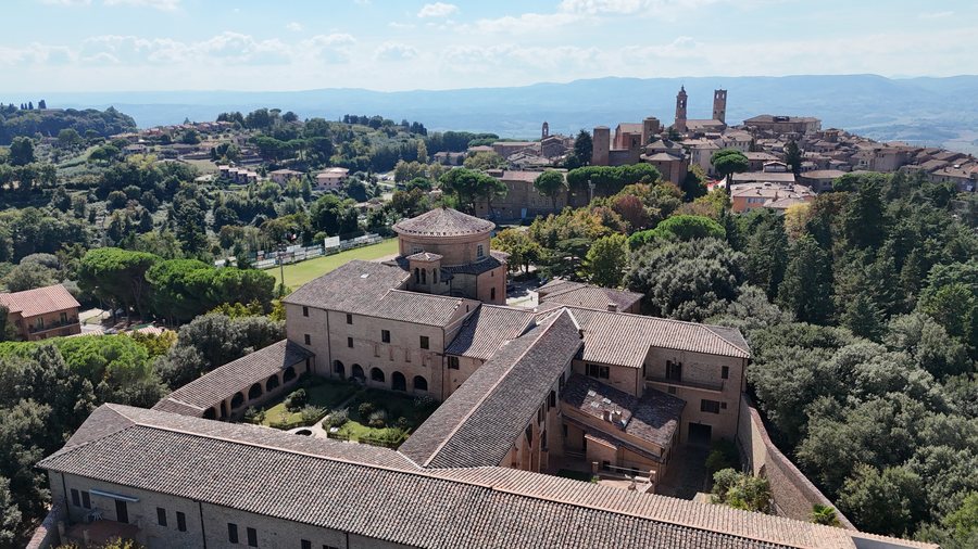 Il convento intorno al chiostro, con la cupola e le torri della città