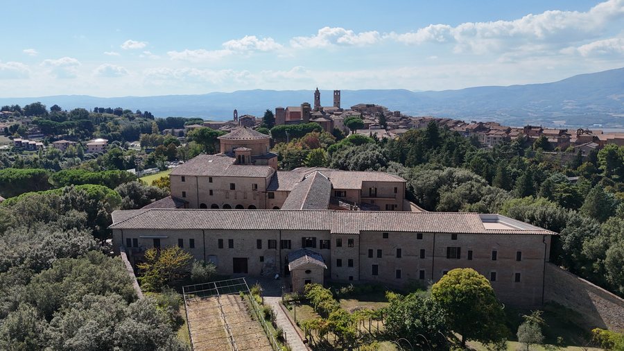 Il lungo corpo del monastero con l’orto davanti