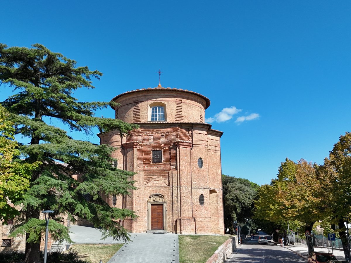 La chiesa di Santa Lucia oggi, con il vialetto pavimentato e il cedro