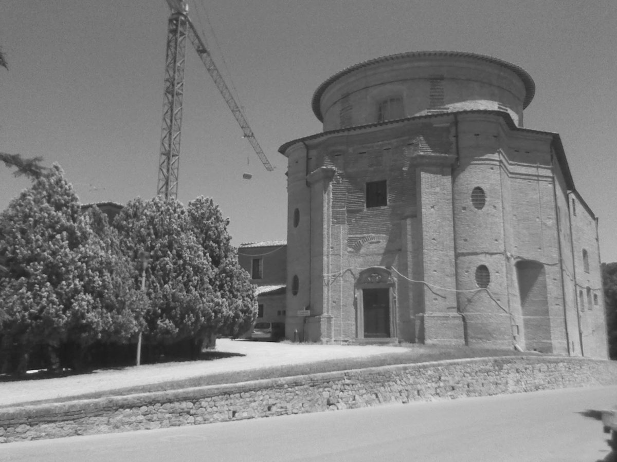 La chiesa di Santa Lucia prima dei lavori esterni, con la gru, il piazzale in ghiaia e il muretto lungo la strada