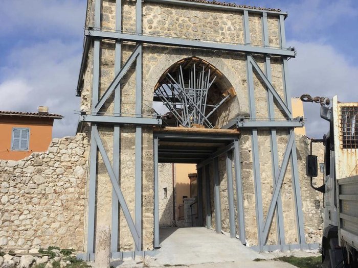 The Arch of Norcia, made safe with the steel structure and the props after the earthquake