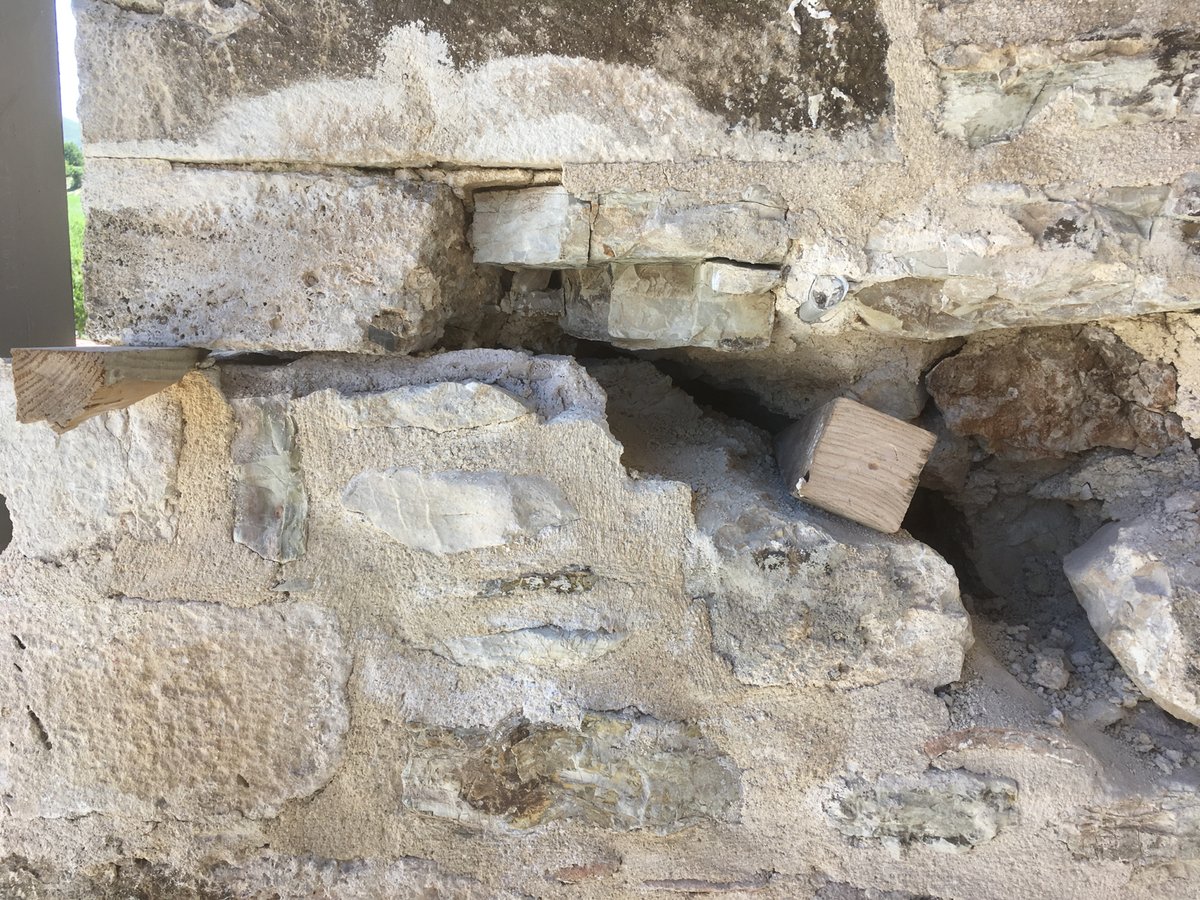Le pietre spostate dal terremoto sotto la cornice del portale