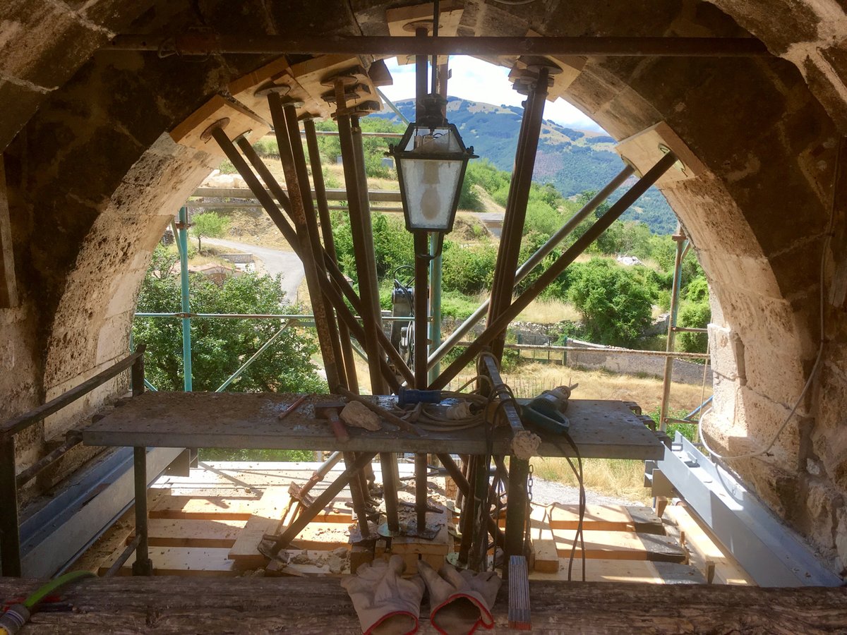 I puntelli a raggiera sotto l’arco, visti dall’interno del portale