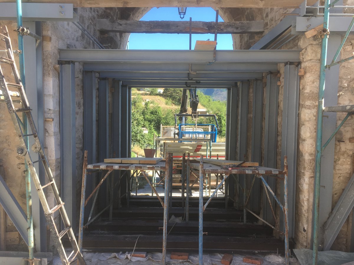 Il telaio in acciaio montato dentro il passaggio del portale